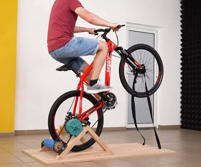 Persona en bicicleta estática aprendiendo a equilibrarse