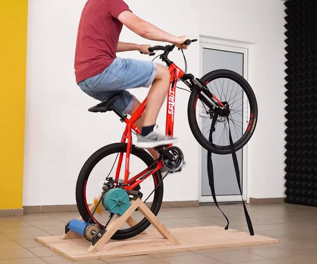 Persona en bicicleta estática aprendiendo a equilibrarse