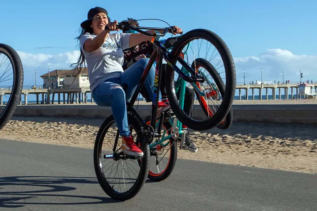 Persona en bicicleta asistida practicando el equilibrio