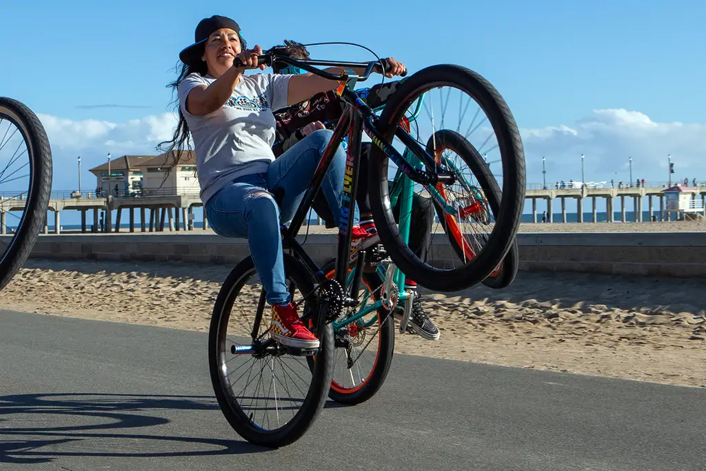 Persona en bicicleta asistida practicando el equilibrio