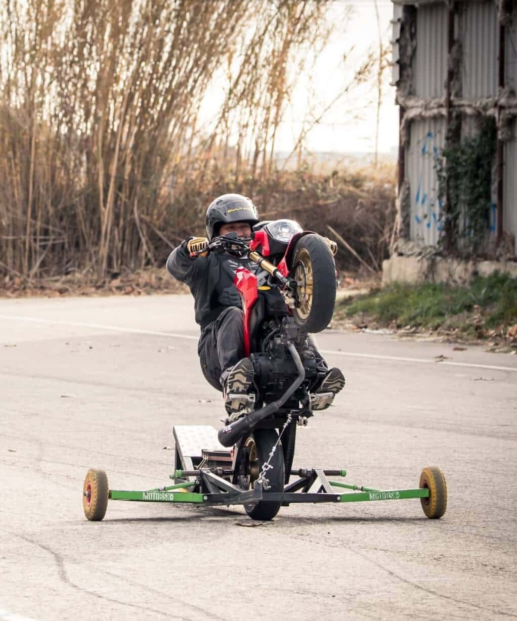 Persona en moto asistida acelerando para perfeccionar técnica
