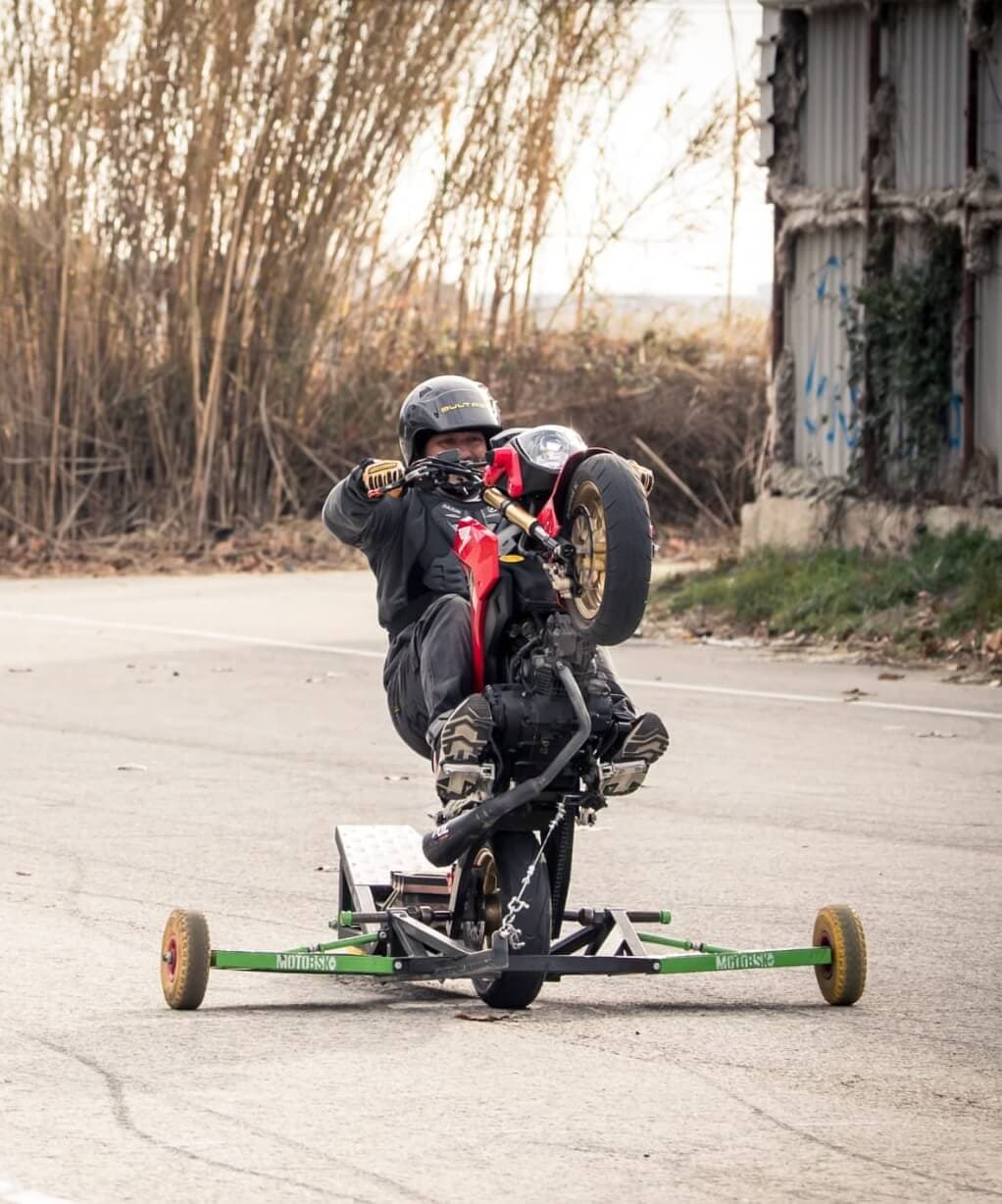Persona en moto asistida acelerando para perfeccionar técnica