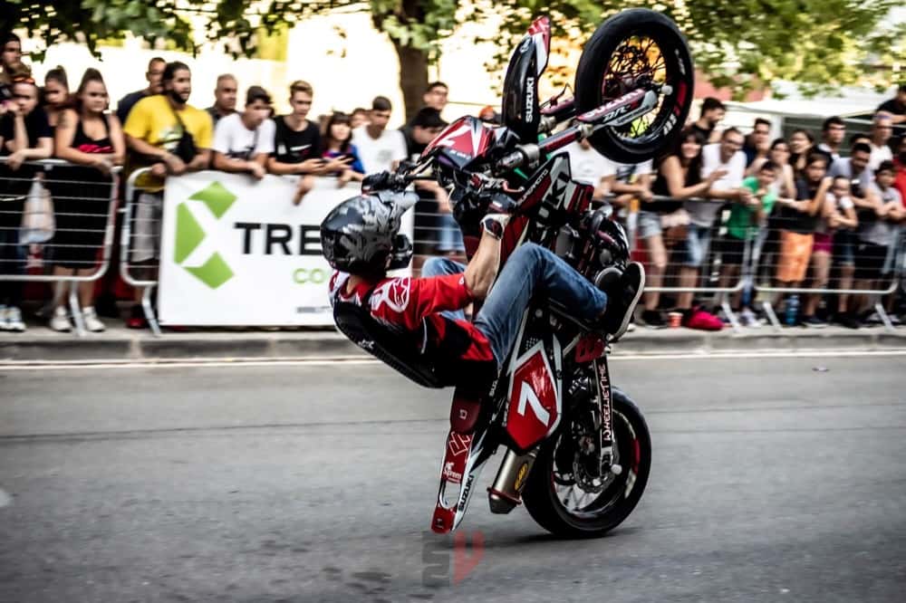 Persona en moto practicando wheelies