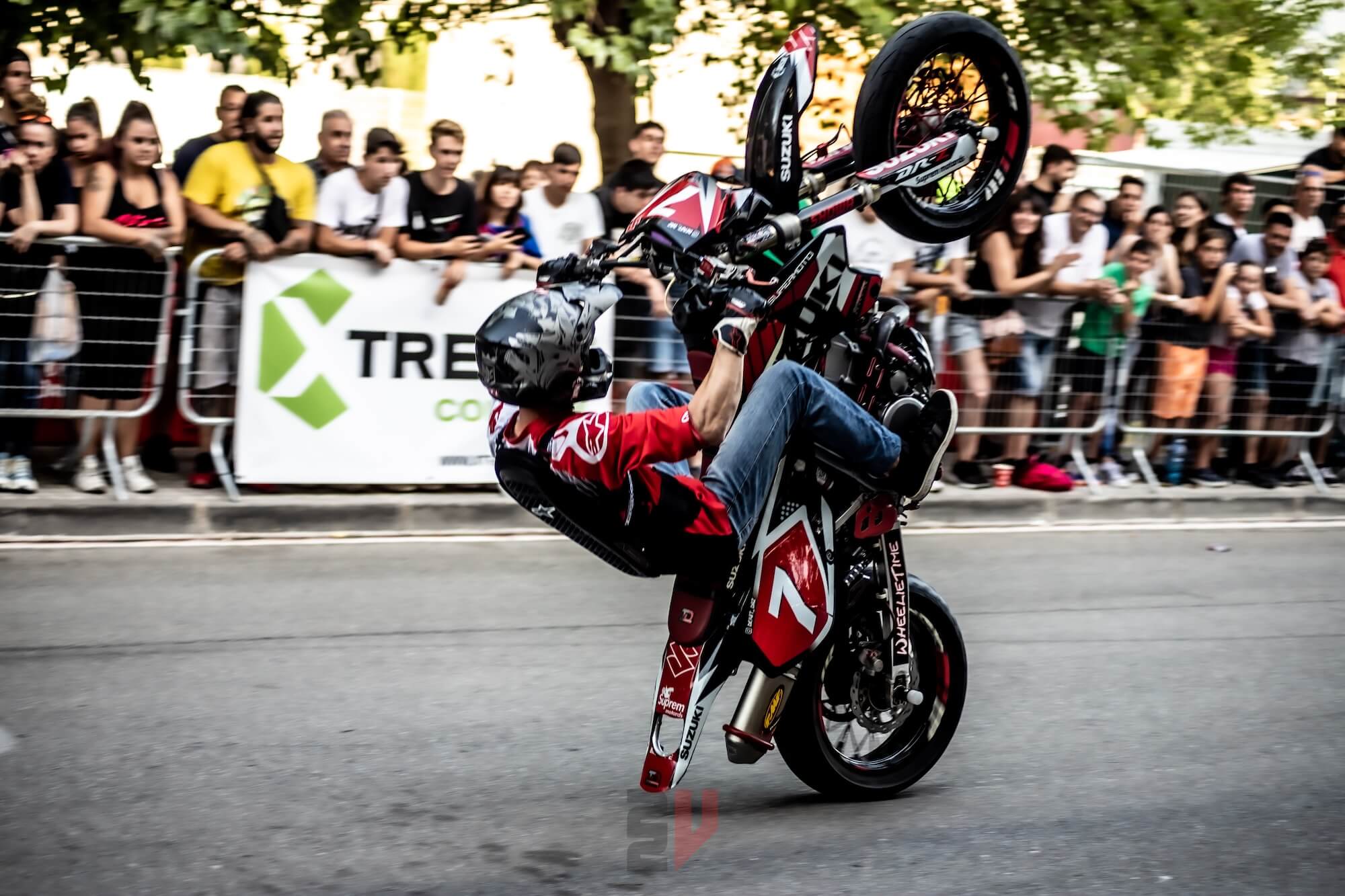 Persona en moto practicando wheelies