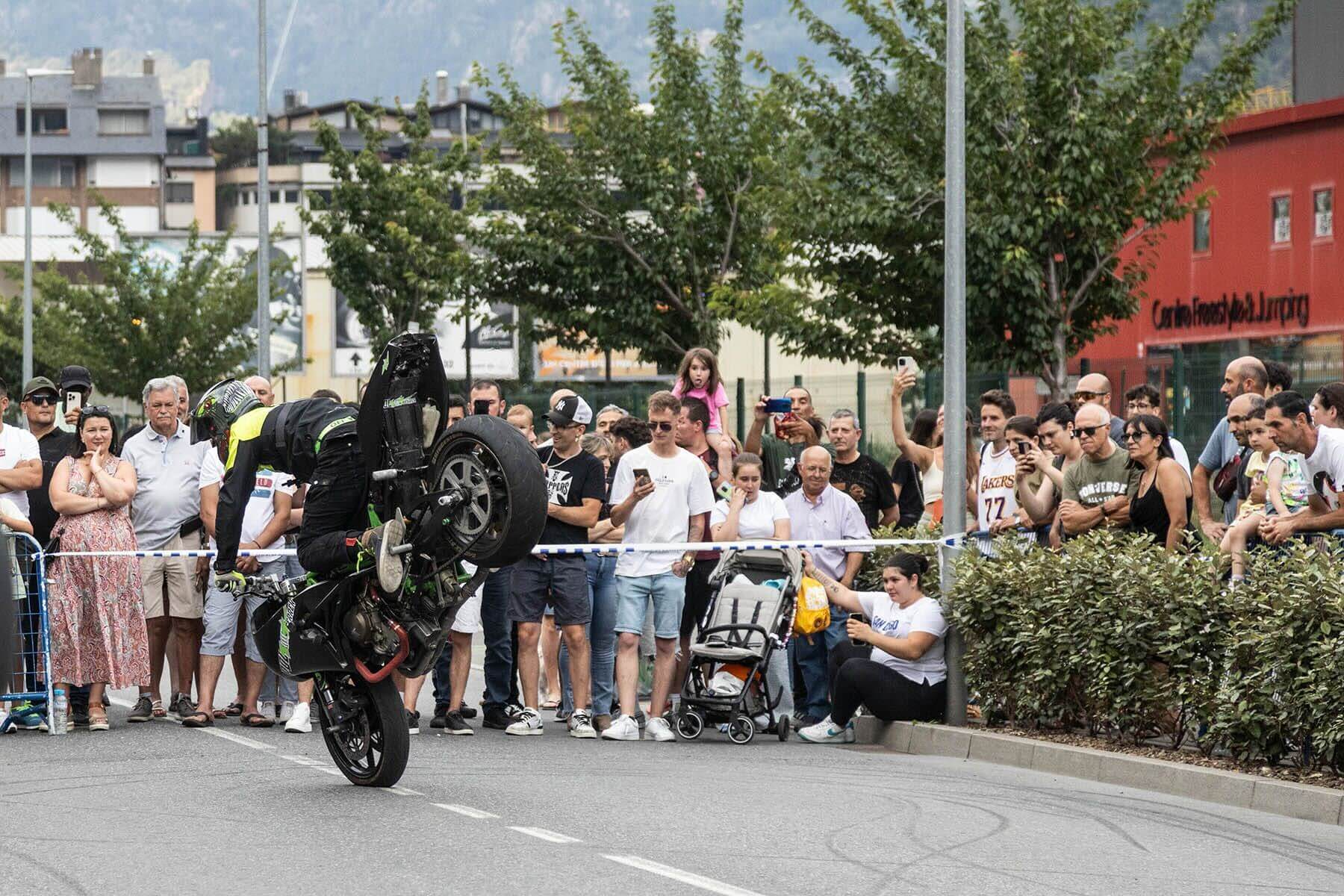 Stoppie durante espectáculo de moto profesional ante una multitud