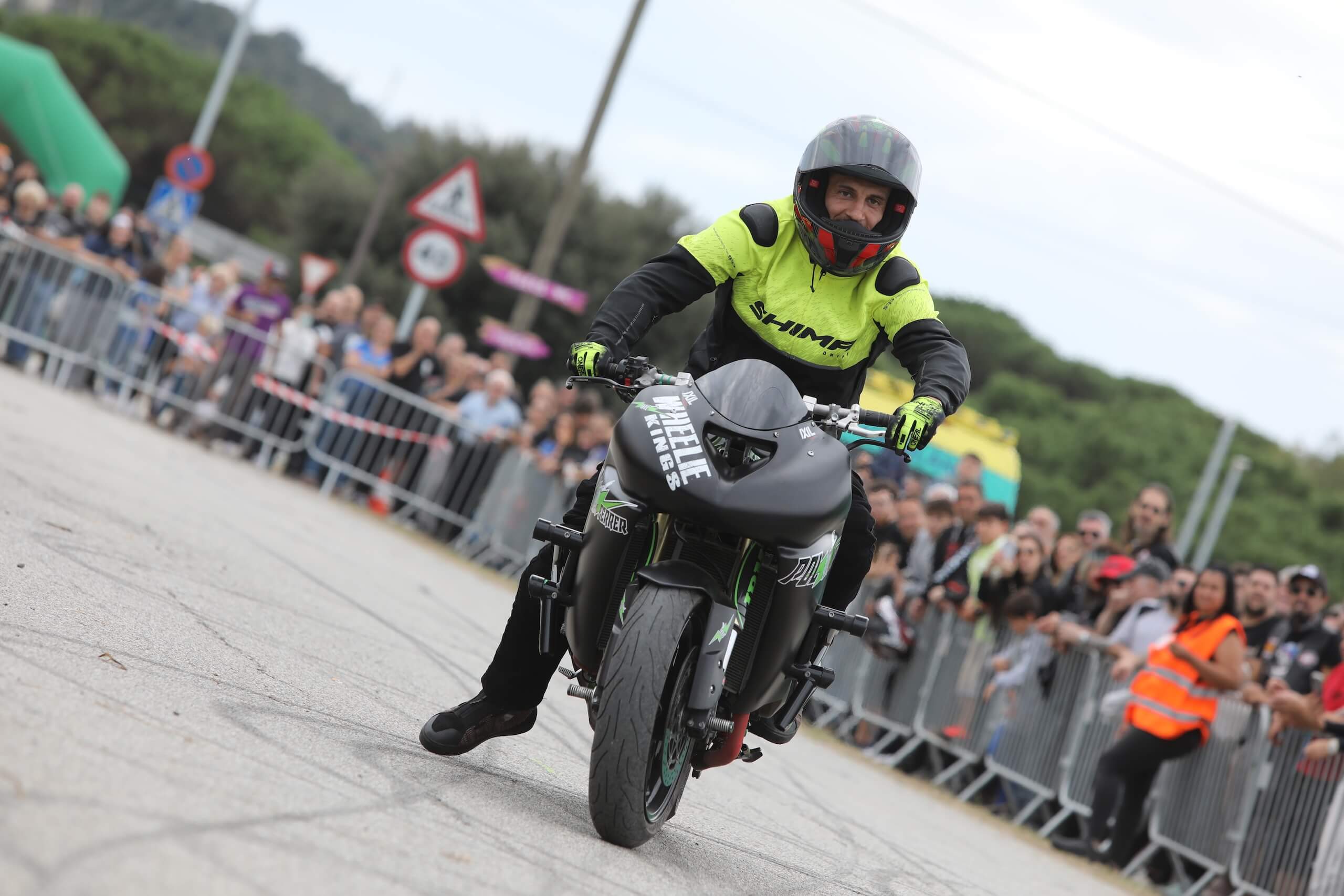 Celebración con brazos en alto y público aplaudiendo tras el espectáculo