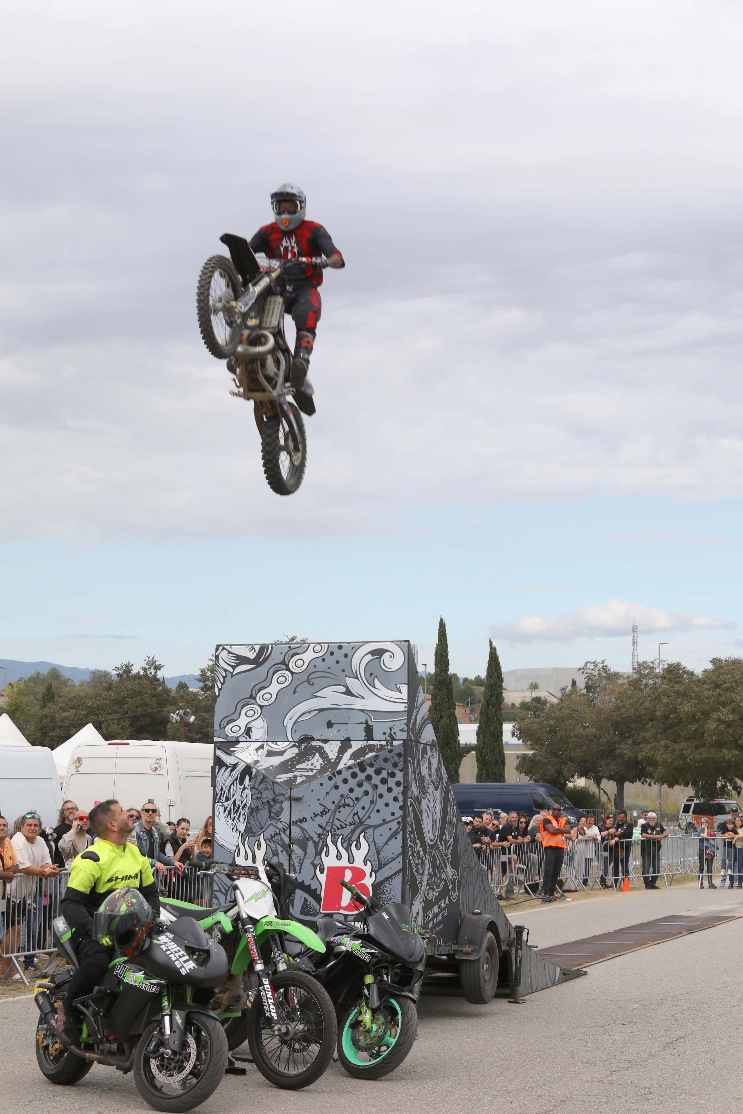 Salto con rampa sobre furgoneta como gran final del espectáculo